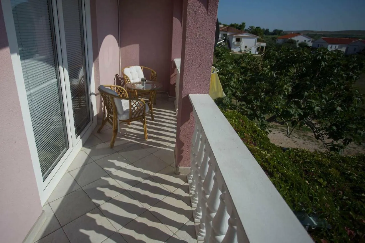 Apartmani Opetuk Povljana 0*,