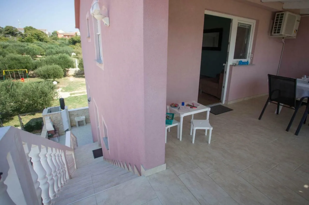 Apartmani Opetuk Povljana 0*,  Croazia