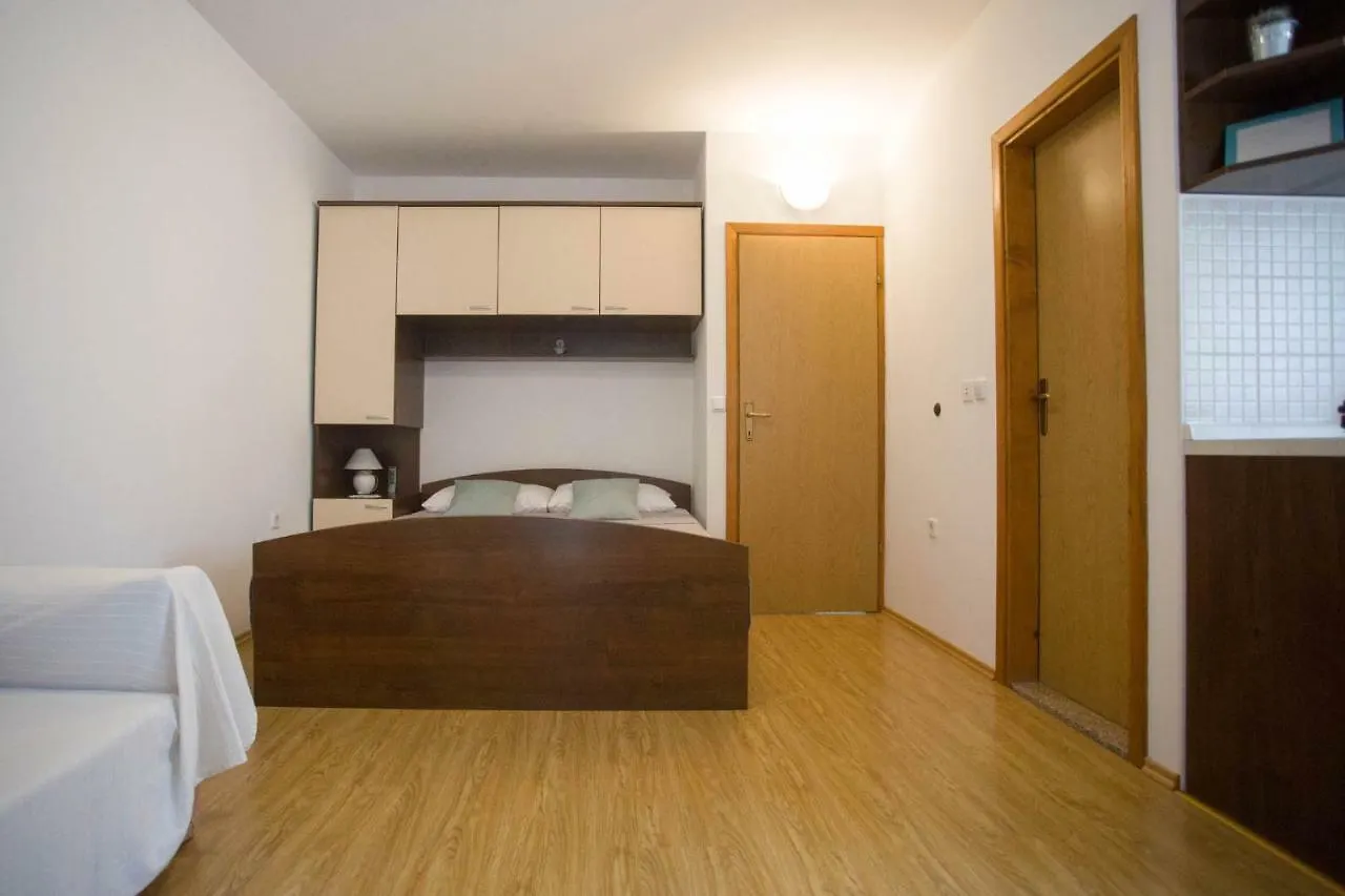 Apartmani Opetuk Povljana 0*,
