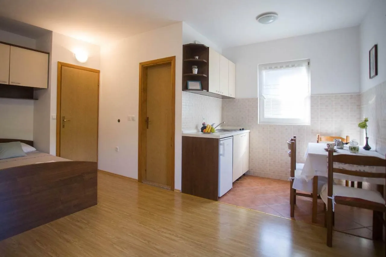 Apartmani Opetuk Povljana 0*,